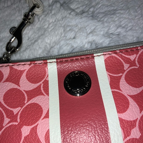 coach coral wristlet - Picture 3 of 7